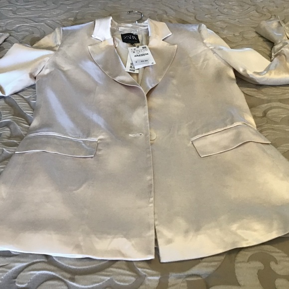 Zara beautiful blazer in a very soft cream color NWT, 1 button closure, small - Picture 4 of 11